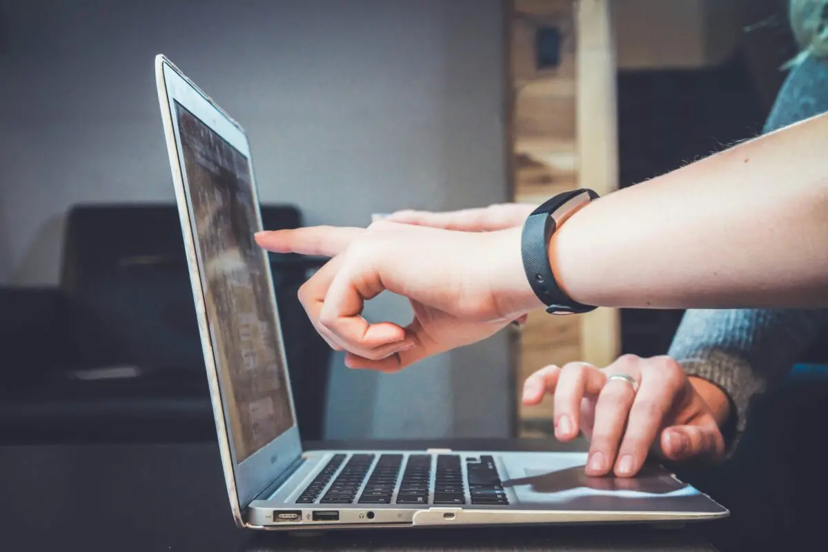 Navigating the Web with Inclusivity: Examining ADA Compliance in Websites 2 Navigating the Web with Inclusivity: Examining ADA Compliance in Websites